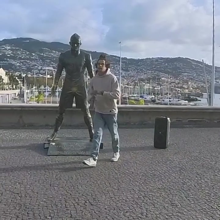 kaiyun-一人烧C罗雕像后疯狂跳舞，葡媒：此人有前科，警方正追查